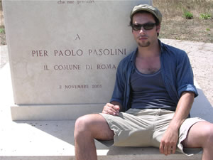 David Geysen bij het graf van Pasolini