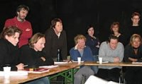 gedeelte van de cast en (staand links) Alain Pringels, dramaturg